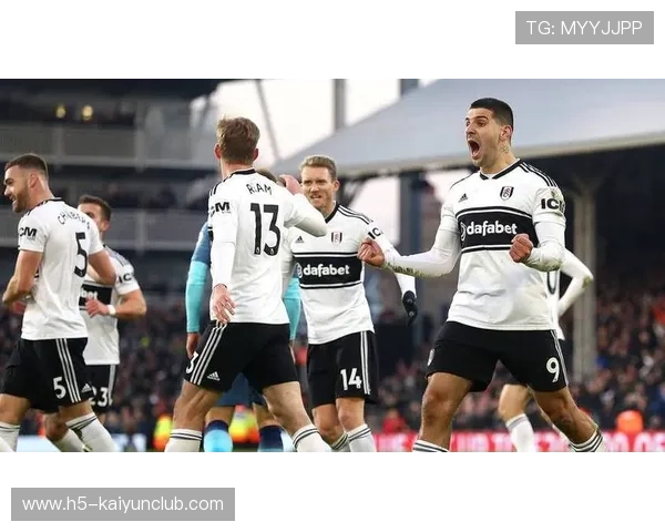 热刺边路传切的配合带来多次高质量威胁